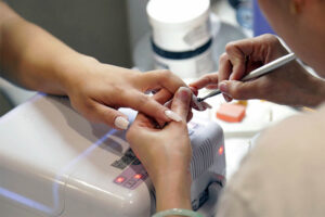 vietnamese medewerkers illegaal aan het werk in nagelsalon enschede